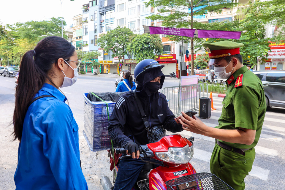 Lực lượng chức năng thường xuyên túc trực kiểm tra và yêu cầu tất cả người dân ra, vào không có lý do không cần thiết đều phải quay đầu. (Ảnh: Minh Sơn/Vietnam+)
