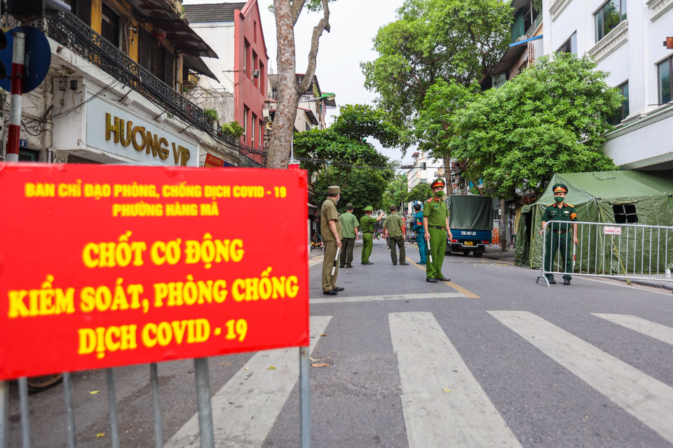 Tại điểm chốt kiểm soát trên địa bàn phường Hàng Mã (Hoàn Kiếm, Hà Nội), lực lượng chức năng đã chủ động tăng thêm cường độ, mật độ kiểm tra, giám sát để đảm bảo duy trì liên tục 15 ngày giãn cách theo quy định. (Ảnh: Minh Sơn/Vietnam+)
