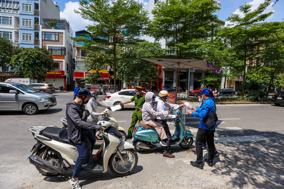 Toàn bộ phương tiện qua đây đều phải dừng lại để kiểm tra giấy tờ. (Ảnh: Minh Sơn/Vietnam+)