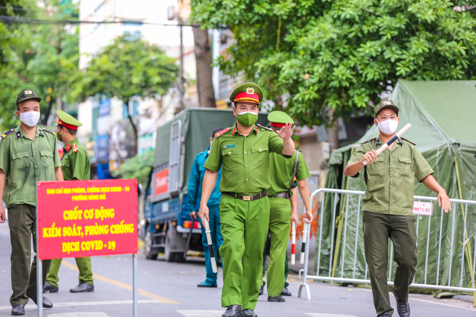 Phường Hàng Mã (quận Hoàn Kiếm) đã lập chốt kiểm soát người ra vào phố Lý Nam Đế. Để qua chốt, người đi đường phải trình giấy tờ chứng minh lý do ra đường cần thiết. (Ảnh: Minh Sơn/Vietnam+)