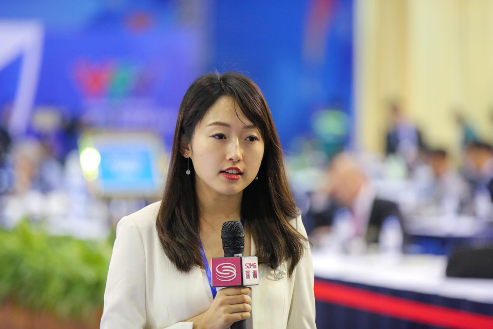 Thời điểm 22 giờ đêm, nữ phóng viên Gao Fuxi của Shenzhen Media Group (Trung Quốc) vẫn miệt mài tác nghiệp tại Trung tâm Báo chí Quốc tế. Cô từng tác nghiệp tại sự kiện APEC 2017 và ghé thăm Hà Nội sau đó. (Ảnh: Minh Sơn/Vietnam+)