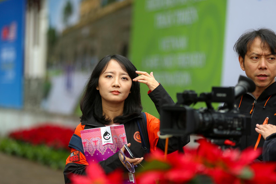 Nữ phóng viên Bingru Wang của kênh truyền hình Phoenix (Hongkong) đưa tin tại khu vực Trung tâm Báo chí Quốc tế. (Ảnh: Minh Sơn/Vietnam+)