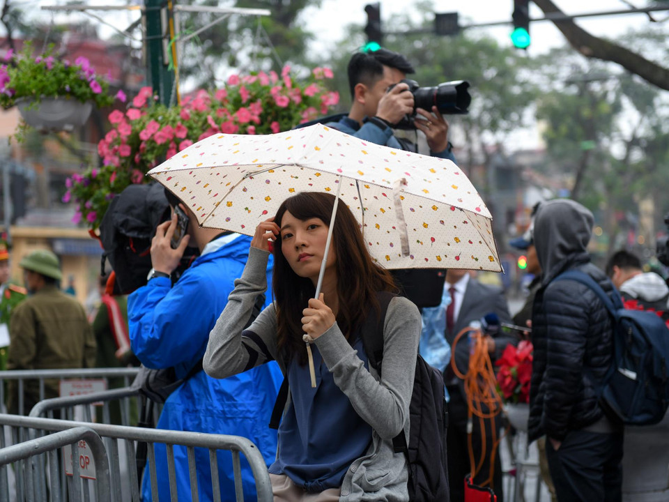 Cô gái với vóc dáng nhỏ bé nhưng luôn túc trực ngoài trời cả ngày tại khu vực khách sạn Melia hay Trung tâm Báo chí Quốc tế. (Ảnh: Minh Sơn/Vietnam+)