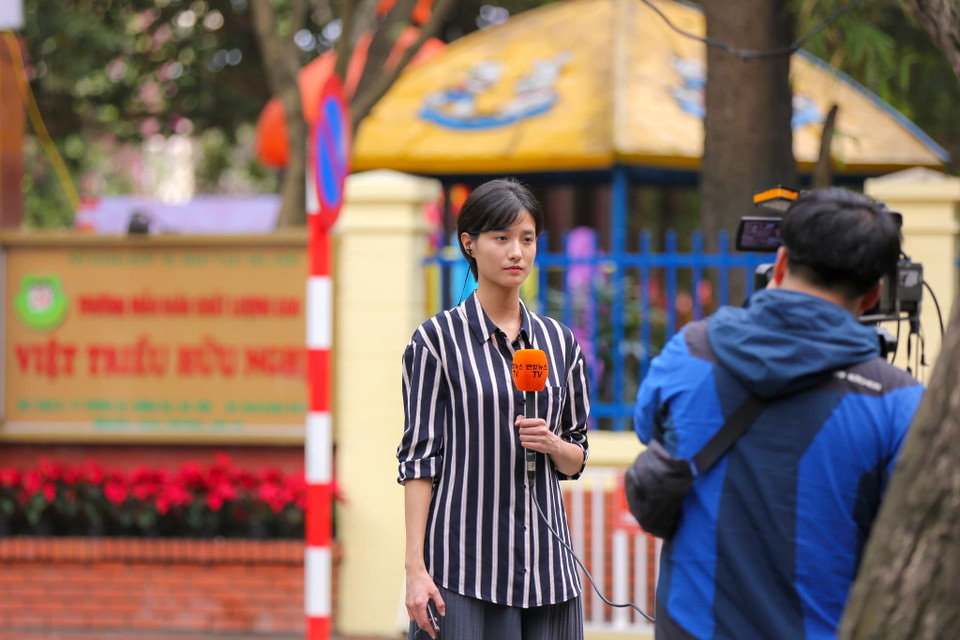 Một nữ phóng viên của Hàn Quốc đang tường thuật trực tiếp tại Trường Mầm non Việt-Triều. (Ảnh: Minh Sơn/Vietnam+)