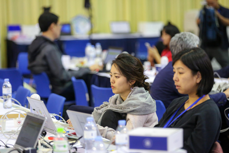 Cho dù bất kỳ thời điểm nào trong ngày nhưng các nữ phóng viên vẫn không kém cạnh các đồng nghiệp nam khi cập nhật liên tục tin tức đến độc giả toàn thế giới. (Ảnh: Minh Sơn/Vietnam+)