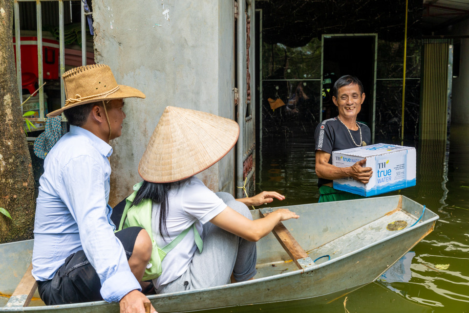 Bên cạnh tiền mặt tài trợ thông qua các tổ chức chính trị xã hội uy tín để phục vụ mua các nhu yếu phẩm, thiết bị cứu nạn, dành hỗ trợ người dân phục hồi sau bão, các sản phẩm sữa tươi, đồ uống gửi trực tiếp đến người dân là những món quà thiết yếu, kịp thời và quý giá cho họ trong thời gian chịu cảnh ngập lụt. Đặc biệt, việc được tiếp cận những sản phẩm nước sạch - nhu cầu cơ bản của cuộc sống, sẽ góp phần đảm bảo sức khỏe cho nhân dân, nhanh chóng giúp họ ổn định lại cuộc sống. (Ảnh: Minh Sơn/Vietnam+)