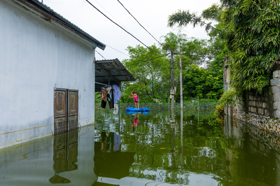 Tại khu vực xóm 15 (thôn Phú Hiền) là một trong những khu vực bị ảnh hưởng nặng nhất của đợt lũ lần này. Cả thôn bị cô lập trong nước lũ, muốn vào thôn chỉ có cách đi thuyền. Cuộc sống của các hộ dân giờ chỉ trông chờ vào sự hỗ trợ của Chính quyền địa phương và nguồn lương thực của các đoàn thiện nguyện. (Ảnh: Minh Sơn/Vietnam+)