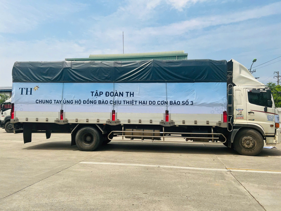 Ông Nguyễn Trọng Thành - Quản lý tổng kho mega của Tập đoàn TH tại Hà Nội cho biết, ngay khi vừa ngơi tay việc chống bão, kho lại nhận được ngay các yêu cầu từ lãnh đạo Tập đoàn về việc cung ứng hàng cứu trợ, vận chuyển đến trao tặng cho các địa phương ngập lũ. "Hàng trăm tấn hàng đã được xuất kho từ đây, chủ yếu là nước tinh khiết TH true WATER và sữa tươi sạch, chúng tôi tăng cường lực lượng bốc xếp, vận chuyển, để lên đường kịp thời, bất kể ngày đêm”, ông Thành cho biết. Từ ngay sau bão Yagi, nhiều đoàn xe của TH đã đi ngay trong đêm để kịp thời mang nước sạch thiết yếu đến cho bà con vùng lũ. (Ảnh: Minh Sơn/Vietnam+)
