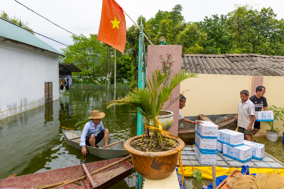 Những chiếc thuyền chở nước sạch đến từng nhà đảm bảo mỗi gia đình đều có đủ nước sạch để sử dụng. (Ảnh: Minh Sơn/Vietnam+)