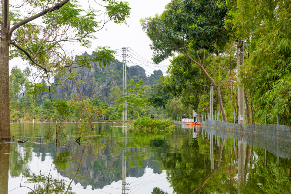 Sáng 18/9, mực nước tại xã Hợp Thanh (Mỹ Đức, Hà Nội) vẫn còn rất cao, nhiều nhà dân vẫn còn bị ngập sâu, có nơi ngập tới 6-7 mét. Tình trạng ngập và mất điện tại đây đã diễn ra hơn một tuần nay. (Ảnh: Minh Sơn/Vietnam+)