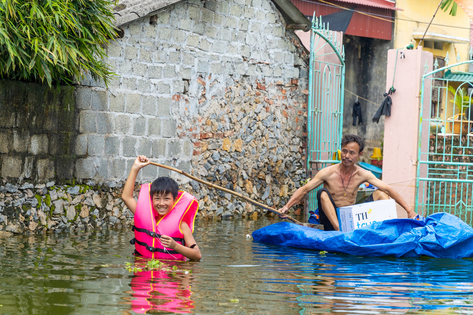 Tính đến nay, phát huy tinh thần tương thân tương ái, lá lành đùm lá rách theo truyền thống của người Việt, Tập đoàn TH, Ngân hàng TMCP Bắc Á (Bac A Bank) và Quỹ Vì tầm vóc Việt (VSF) – các đơn vị dưới sự dẫn dắt của Anh hùng Lao động Thái Hương - đã có nhiều hoạt động cứu trợ nhanh chóng, kịp thời tới người dân các tỉnh phía Bắc chịu ảnh hưởng nghiêm trọng của cơn bão số 3 như Quảng Ninh, Phú Thọ, Yên Bái, Lào Cai, Tuyên Quang, Cao Bằng, Hà Nội,… Tính đến ngày 17/9, tổng giá trị hỗ trợ của ba đơn vị là hơn 6 tỷ đồng, gồm tiền mặt và hơn 400.000 sản phẩm sữa tươi, đồ uống, nước tinh khiết TH true WATER. (Ảnh: Minh Sơn/Vietnam+)