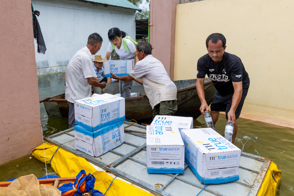 Trong hoàn cảnh nước lũ tràn ngập khắp nơi, nguồn nước sạch trở thành một trong những nhu cầu bức thiết nhất của người dân. Việc thiếu nước sạch để uống, nấu ăn và sinh hoạt không chỉ làm tăng nguy cơ bùng phát các bệnh đường ruột, bệnh ngoài da mà còn đe dọa trực tiếp đến sức khỏe và an toàn của hàng nghìn hộ gia đình. (Ảnh: Minh Sơn/Vietnam+)