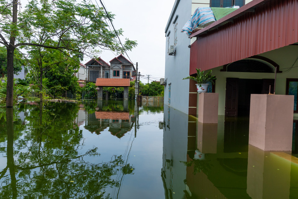 Trong những ngày qua, mực nước sông Đáy và các con suối phụ cận dâng cao nhanh chóng, khiến toàn bộ nguồn nước sinh hoạt của người dân tại đây trở nên không an toàn, thậm chí nguy cơ lây lan bệnh tật gia tăng do nước nhiễm bẩn. (Ảnh: Minh Sơn/Vietnam+)