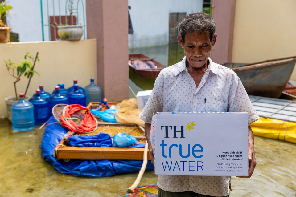 Hàng ngàn sản phẩm nước tinh khiết TH true WATER đã được vận chuyển đến các khu vực bị ảnh hưởng nặng nề nhất. (Ảnh: Minh Sơn/Vietnam+)