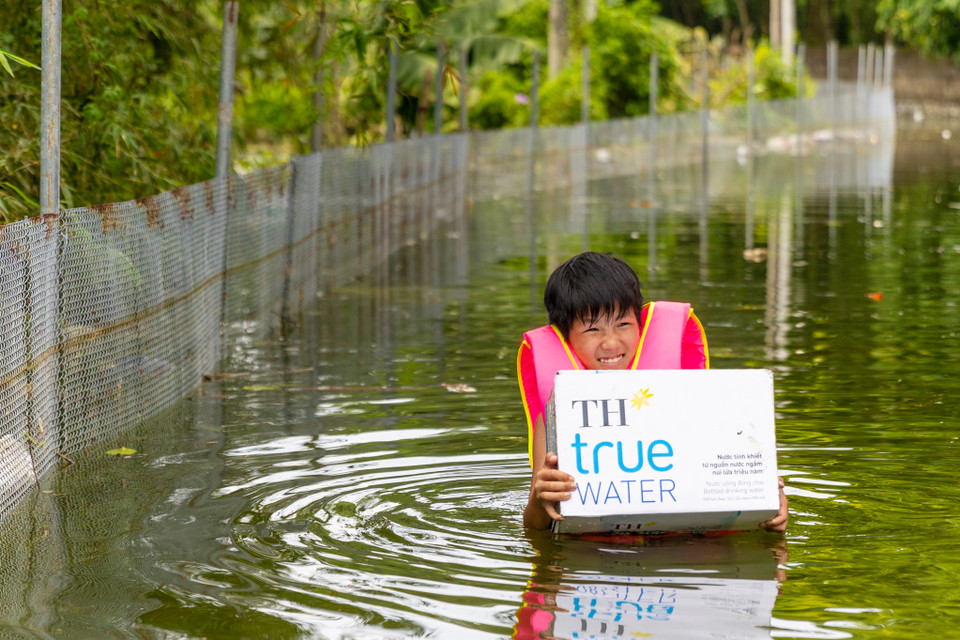 Ngoài những hỗ trợ chính thức từ tập đoàn, Công đoàn các công ty thành viên của Tập đoàn TH tại các tỉnh cũng thực hiện quyên góp để nhanh chóng đưa những món quà thiết thực tới người dân vùng lũ. Theo ghi nhận, có đơn vị chỉ trong vòng 24 giờ sau lời kêu gọi của Công đoàn công ty đã quyên được 120 triệu đồng ủng hộ đồng bào vùng lũ. (Ảnh: Minh Sơn/Vietnam+)