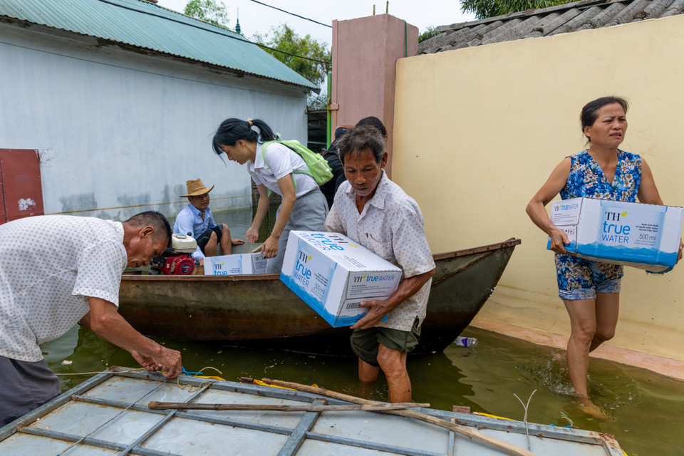 Tập đoàn TH, phối hợp với Hội Liên hiệp Phụ nữ Hà Nội, cũng đã nhanh chóng vận chuyển nước tinh khiết tới xã Hợp Thanh để kịp thời giúp ổn định đời sống của bà con đặc biệt tại khu vực Xóm 15, thôn Phú Hiền. (Ảnh: Minh Sơn/Vietnam+)