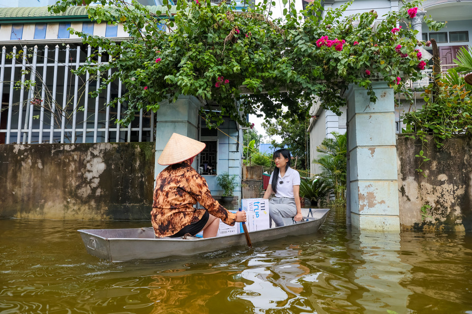 Tập đoàn TH là một trong những doanh nghiệp đã nhanh chóng, kịp thời cứu trợ nước sạch cho bà con các vùng ngập lụt, chia cắt ngay khi bão số 3 (siêu bão Yagi) vừa tan. Hàng trăm ngàn sản phẩm nước tinh khiết TH true WATER, sữa tươi sạch, và các nhu yếu phẩm đã kịp thời đến với người dân vùng ngập lũ. Ngoài việc trực tiếp tổ chức vận chuyển hàng cứu trợ tới các địa phương theo sự phối hợp với Trung ương Mặt trận Tổ quốc Việt Nam, Tập đoàn TH cũng chung tay với các tổ chức chính trị - xã hội khác như Trung ương Hội Chữ thập đỏ, Trung ương Hội Nông dân, Đoàn thanh niên các đơn vị như Đài Truyền hình Việt Nam, Đoàn Thanh niên Bộ Công an… để kịp thời hỗ trợ, đưa sản phẩm tới tay người dân đang thiếu thốn trăm bề, đặc biệt là thiếu nước sạch. Tại Mỹ Đức, TH phối hợp với Hội Liên hiệp Phụ nữ Hà Nội để tổ chức trao tặng nước sạch cho người dân. (Ảnh: Minh Sơn/Vietnam+)