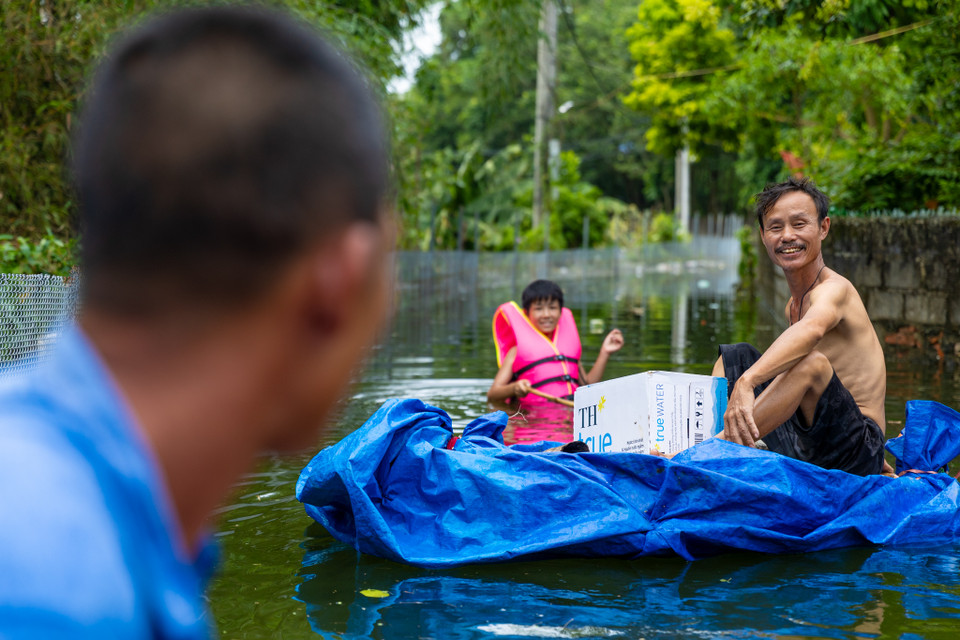 Hai bố con anh Nguyễn Văn Hiệp (50 tuổi) và con trai Nguyễn Văn Hoàn (12 tuổi) tỏ ra vui mừng khi được phân phát một thùng nước sạch. Anh Hiệp cho biết, nước ngập cao trong nhà anh đã hơn 1 tuần nay, lương thực bây giờ còn mỗi mấy gói mì tôm, nước sạch sắp hết. "Rất may được các nhà hảo tâm đã cho chúng tôi được dùng nước sạch. Tôi cảm thấy rất quý, rất cảm ơn tấm chân tình của những đơn vị như Tập đoàn TH." (Ảnh: Minh Sơn/Vietnam+)