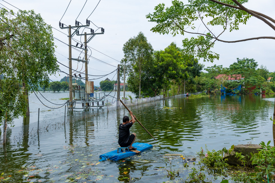 Mưa lớn kéo dài sau bão, nước sông Đáy tràn đê khiến nhiều hộ dân tại thôn Phú Hiền ngập sâu, gây khó khăn. Một số khu xóm còn bị cô lập nhiều ngày. Đây là nơi thường xuyên được coi là "rốn lũ" của Thủ đô. (Ảnh: Minh Sơn/Vietnam+)