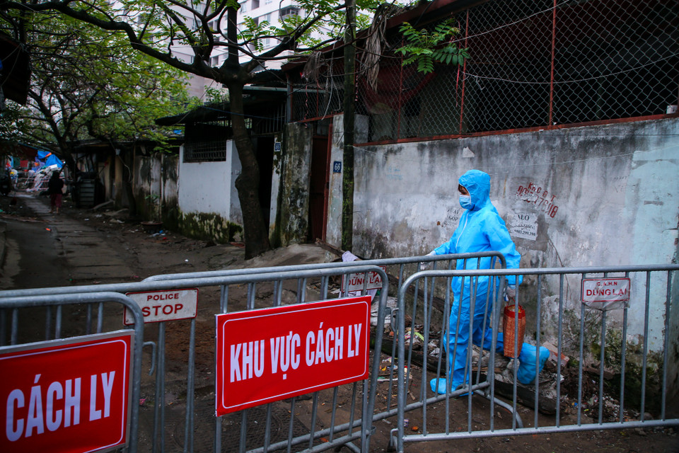 Chị Cao Thị Phương, nhân viên y tế phường Dịch Vọng cho biết mỗi ngày 2 lần chị sẽ đến đo thân nhiệt, kiểm tra sức khoẻ của các hộ dân nơi đây. (Ảnh: Minh Sơn/Vietnam+)