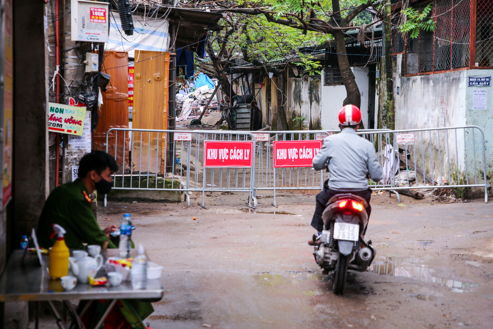 Rất may khu vực này nằm ở vị trí cuối ngõ nên khi khoanh vùng cách ly không ảnh hưởng nhiều đến đời sống người dân. (Ảnh: Minh Sơn/Vietnam+)