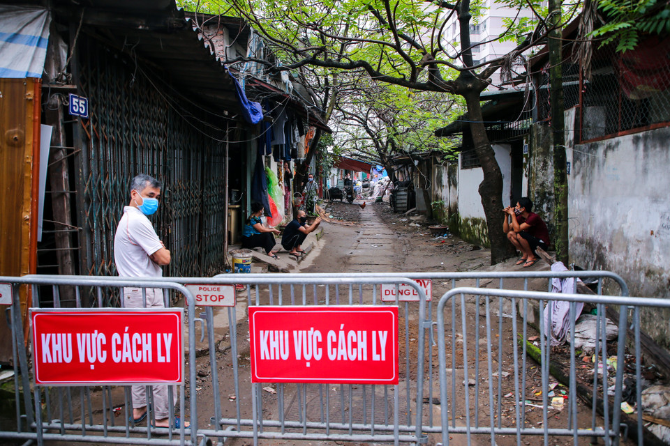 Ngay trong tối 11/3 khi nhận được thông tin có người bị nghi nhiễm COVID-19 lực lượng chức năng phường Dịch Vọng (Quận Cầu Giấy, Hà Nội) đã tiến hành phong toả khu vực ngõ 165 Cầu Giấy. (Ảnh: Minh Sơn/Vietnam+)