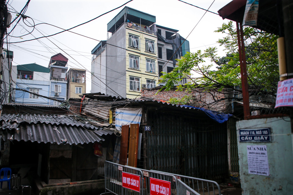 Căn nhà trọ cao tầng màu vàng là nơi người bị nghi nhiễm COVID-19 sinh sống. (Ảnh: Minh Sơn/Vietnam+)