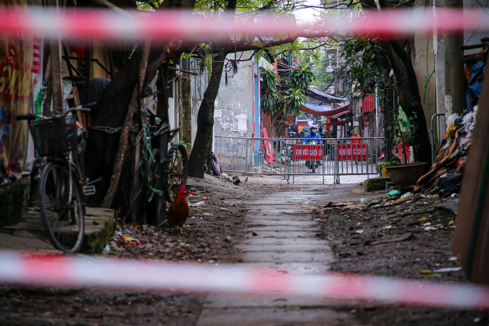 Chủ tịch Uỷ ban Nhân dân phường Dịch Vọng Nguyễn Việt Trung cho biết sau khi có thông tin về ca nghi nhiễm, chính quyền phường này đã tiến hành khử khuẩn, cách ly, rào chắn, chỉ đạo các lực lượng chức năng chốt trực, tuyên truyền với các hộ gia đình trong khu vực. (Ảnh: Minh Sơn/Vietnam+)