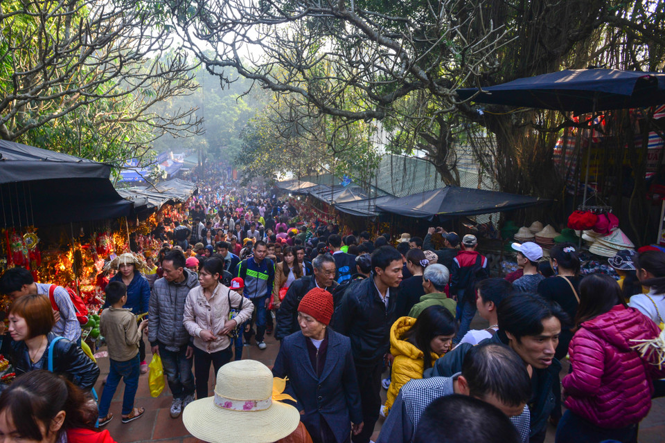 Ông Nguyễn Chí Thanh - Trưởng BQL di tích chùa Hươngcho biết: ‘Ngày mùng 3 Tết - ngày đầu mở bán vé tham quan thắng cảnh, lượng bán ra đã là hơn 40 ngàn vé’. (Ảnh: PV/Vietnam+)