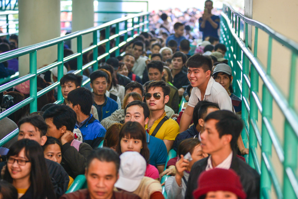 Đến 10 giờ sáng, tình trạng quá tải cáp treo vẫn tiếp tục. Hàng dài người ngồi chờ đến lượt lên chùa. (Ảnh: PV/Vietnam+)