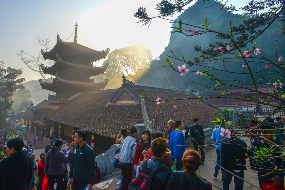 Thời tiết sáng 13/2 khá đẹp, nắng ấm khiến lượng du khách đổ về đây tăng vọt. (Ảnh: PV/Vietnam+)