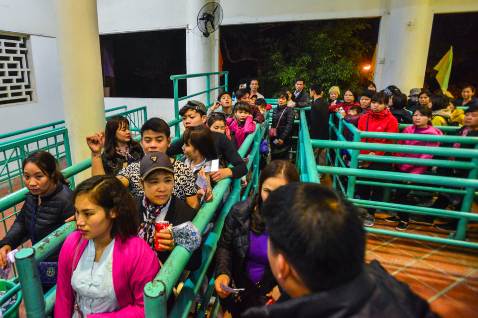 Sáng 13/2 (mùng 6 Tết) dòng người ùn ùn đổ về chùa Hương dự hội khiến tình trạng chen chúc, xô đẩy vẫn tiếp tục tái diễn. (Ảnh: PV/Vietnam+)