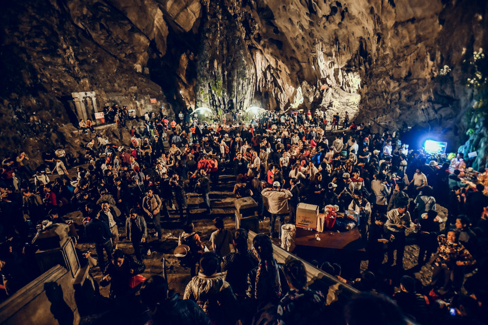 Nhiều người dân xếp hàng từ nửa đêm để có thể đi được cáp treo nhưng vẫn phải xếp hàng rất lâu. (Ảnh: PV/Vietnam+)