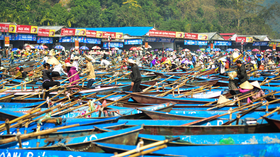 Ban Tổ chức đã huy động gần 4.400 đò để phục vụ du khách một cách thuận tiện nhất. (Ảnh: PV/Vietnam+)