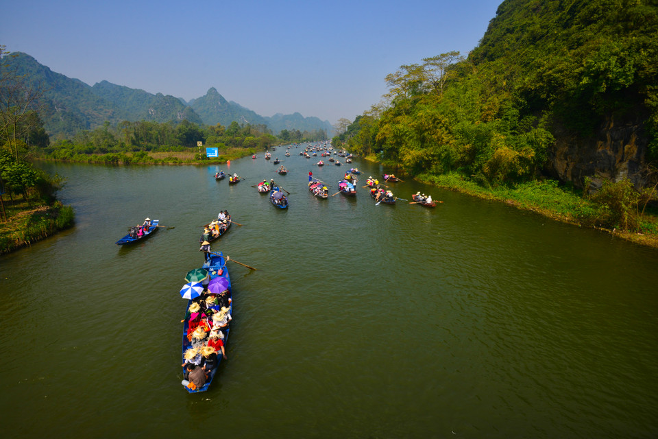 Cảnh thường thấy tại suối Yến mỗi dịp khai hội chùa Hương. (Ảnh: PV/Vietnam+)