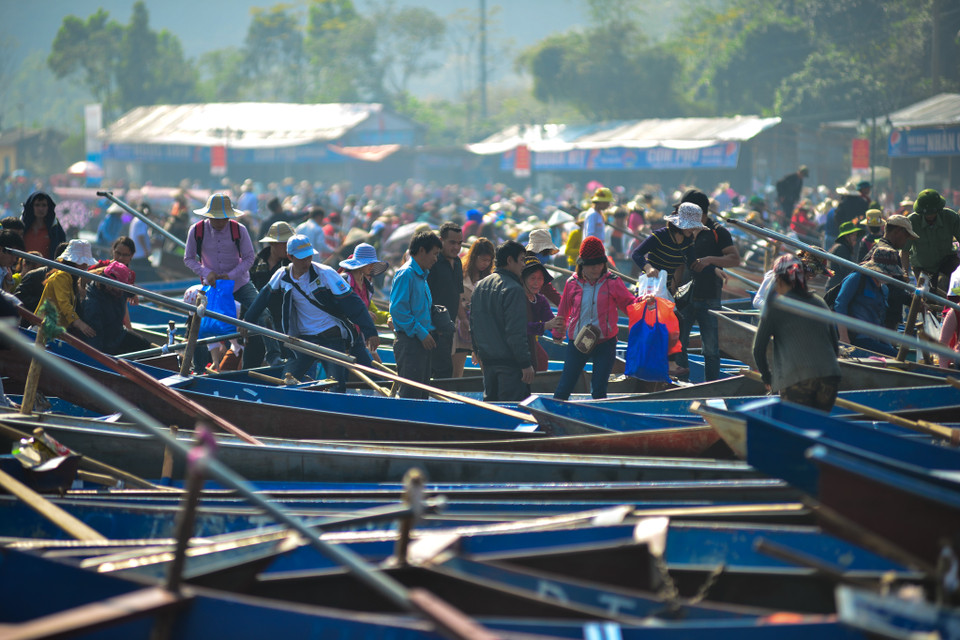 Trong 3 ngày qua (từ ngày 10-12/2) lượng du khách về đây đã đạt mức kỷ lục hơn 15 vạn người, riêng ngày 12/2 đã có gần 7 vạn người đến, tăng so với cùng kỳ năm 2015 gần 2 vạn người/ngày. (Ảnh: PV/Vietnam+)