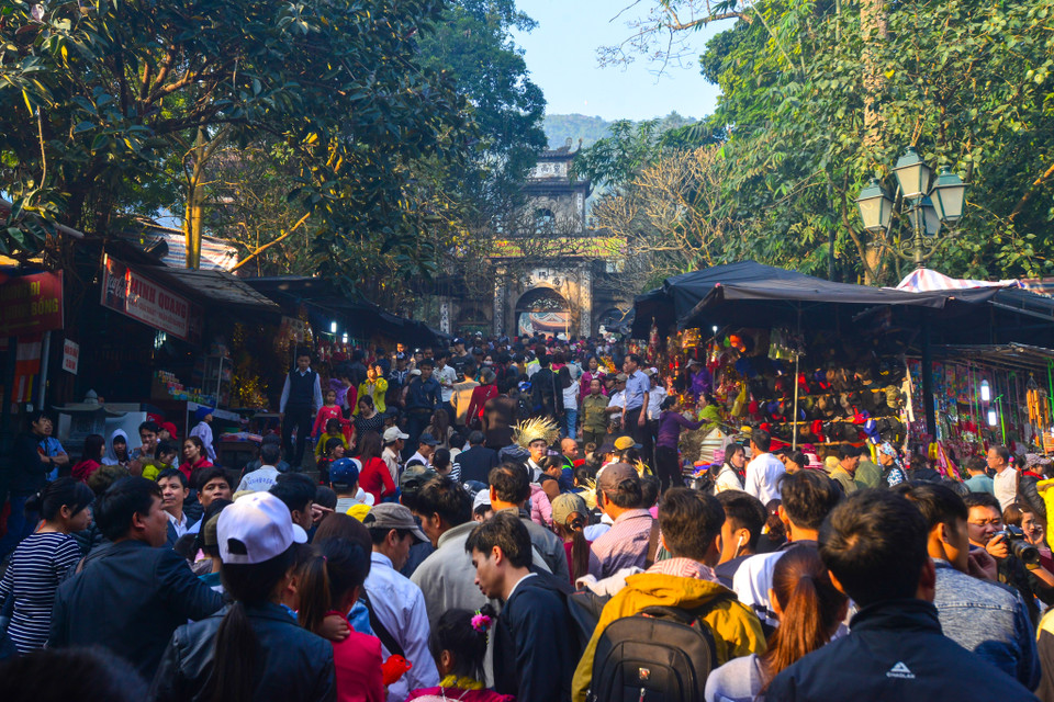 Theo Ban quản lý di tích chùa Hương, mùng 6 tháng Giêng ‘Lễ hội chùa Hương’ mới chính thức khai mạc, nhưng đã có rất đông du khách đã tới đây từ mùng 3 Tết. (Ảnh: PV/Vietnam+)
