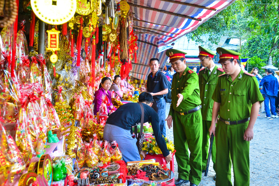 Lực lượng Công an tại đây đã tổ chức tuần tra, kiểm soát không để tình trạng chen lấn, hàng quán ‘chặt chém’, móc túi, trộm cắp... (Ảnh: PV/Vietnam+)