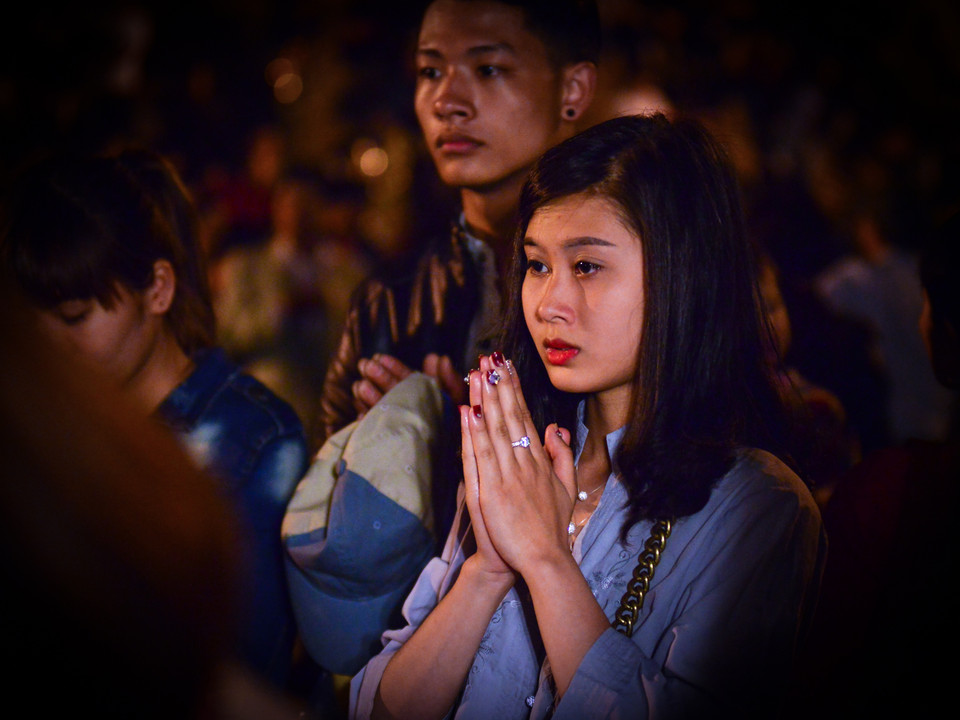 Tránh tình trạng tắc đường, nhiều người dân đã đi lễ từ đêm 12/2, rạng sáng ngày 13/2. (Ảnh: PV/Vietnam+)