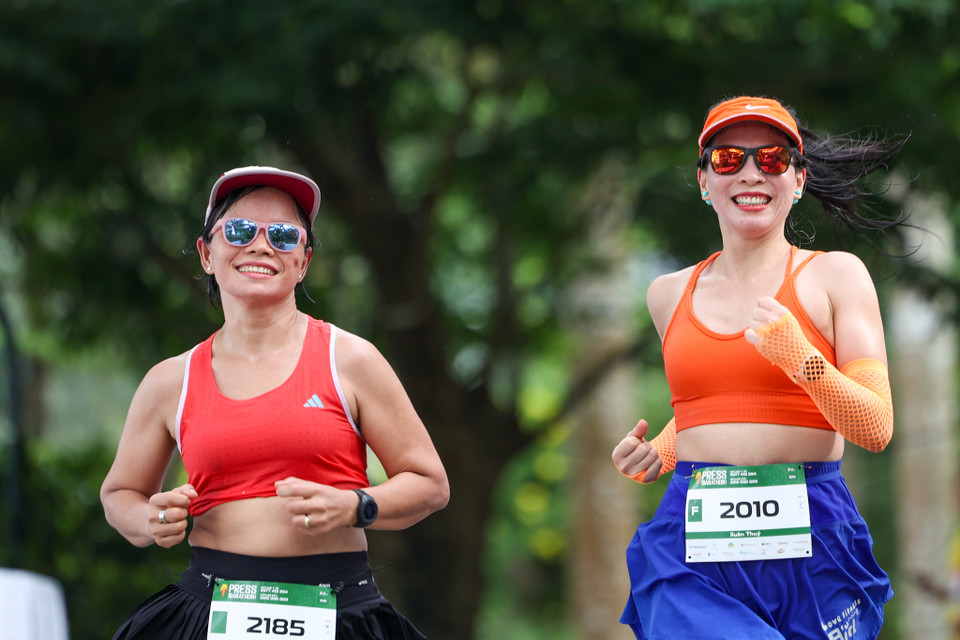 Các vận động viên tranh tài ở cự ly marathon rất đặc biệt 21,6km với ý nghĩa tôn vinh Ngày Báo chí Cách mạng Việt Nam. (Ảnh: Minh Sơn/Vietnam+)