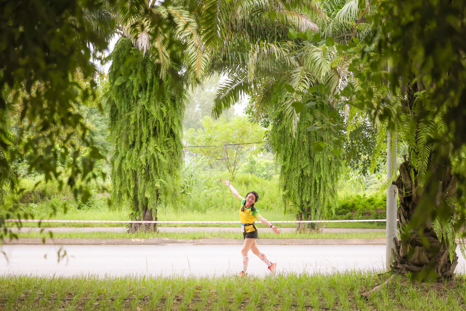 Những phóng viên, biên tập viên có cơ hội thử sức mình trong cung đường chạy được bao bọc giữa không gian xanh mướt, mát lành. (Ảnh: Minh Sơn/Vietnam+)