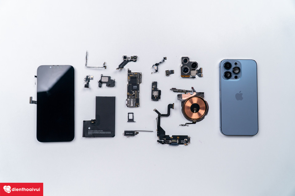 Toàn bộ các linh kiện iPhone 13 Pro sau khi được tháo rời. (Ảnh: Điện Thoại Vui)