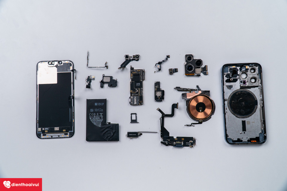 Toàn bộ các linh kiện iPhone 13 Pro sau khi được tháo rời. (Ảnh: Điện Thoại Vui)