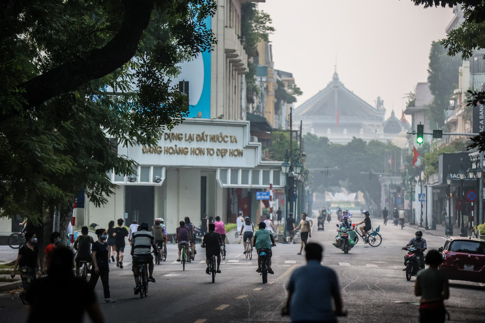 Thành phố Hà Nội cho phép hoạt động thể dục, thể thao ngoài trời nhưng không được tập trung quá 10 người. (Ảnh: Minh Sơn/Vietnam+)