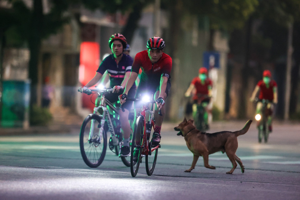 Ghi nhận trong sáng 28/9, khu vực hồ Hoàn Kiếm trở nên sôi động sau khi chính quyền thành phố cho phép các hoạt động thể dục thể thao ngoài trời được hoạt động trở lại. (Ảnh: Minh Sơn/Vietnam+)