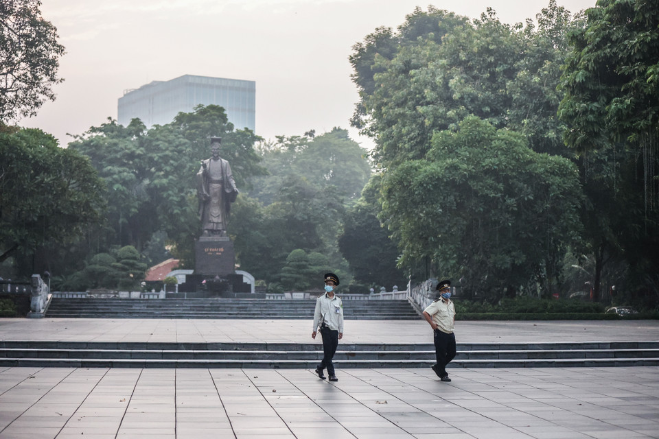 Tại khu vực tượng đài Lý Thái Tổ, lực lượng chức năng không cho người dân tụ tập hoạt động thể dục thể thao. (Ảnh: Minh Sơn/Vietnam+)