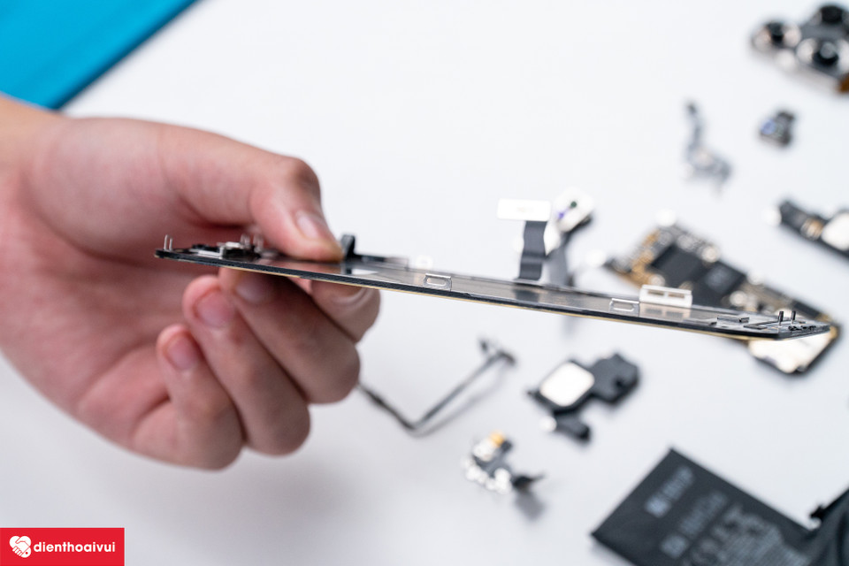 Màn hình của iPhone 13 Pro được làm mỏng hơn thế hệ tiền nhiệm. Apple làm keo dễ tháo nhưng cực kỳ sạch, các kỹ thuật viên tháo ra không hề có keo thừa. (Ảnh: Điện Thoại Vui)