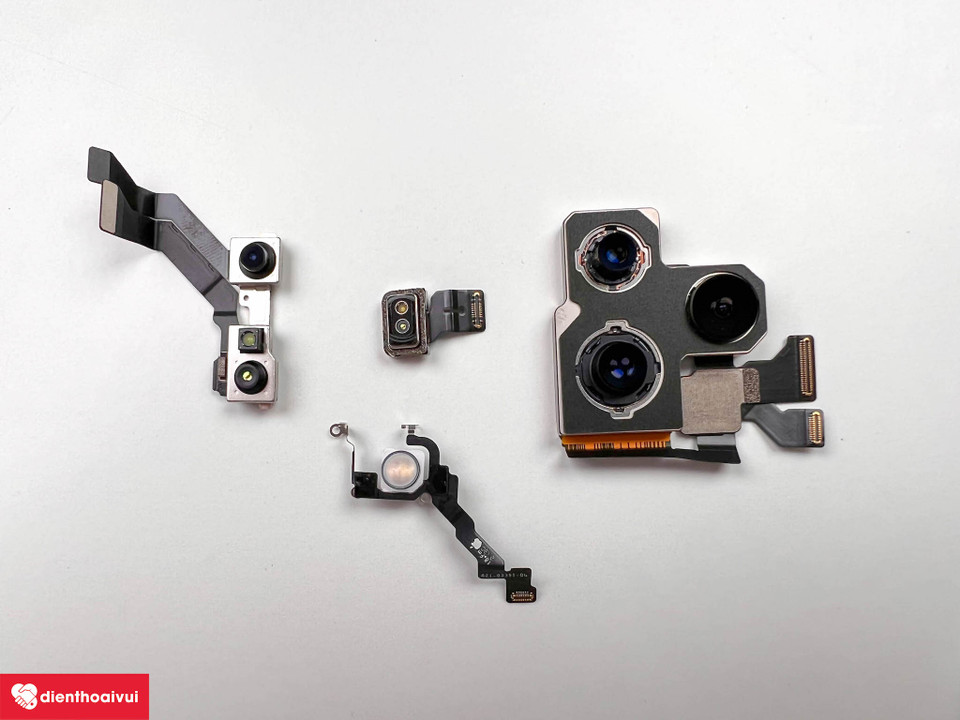 Cụm camera mới của iPhone 13 Pro. Module camera sau của iPhone 13 Pro to hơn và lồi hơn so với iPhone 12 Pro. Ngoài ra, cách sắp xếp và cảm biến LiDAR vẫn không thay đổi. (Ảnh: Điện Thoại Vui)