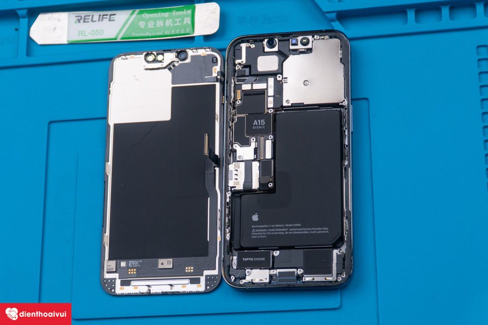 Pin của iPhone 13 Pro được dán bằng chất kết kính và cáp màn hình được bố trí ở phía trên bên trái của khung máy. Viên pin cũng được cấu tạo hình chữ L giống thế hệ tiền nhiệm. (Ảnh: Điện Thoại Vui)