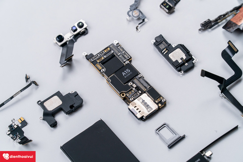 iPhone 13 Pro sở hữu main 2 tầng nhưng được gia công chắc chắn hơn. (Ảnh: Điện Thoại Vui)